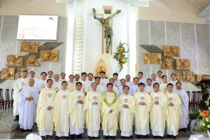 Sự Khác Nhau Giữa Linh Mục Triều Và Linh Mục Dòng.